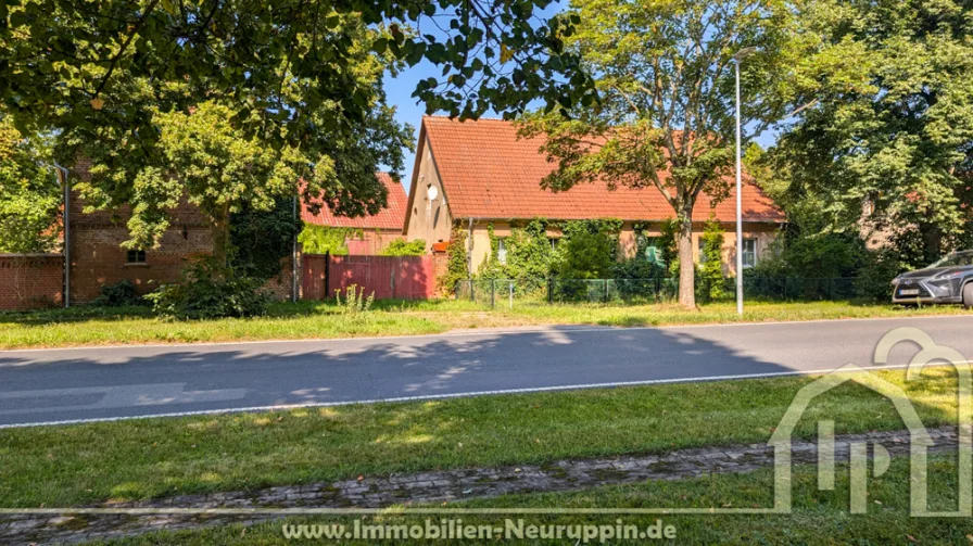 Frontansicht - Haus kaufen in Lindow (Mark) / Banzendorf - traumhafter Vierseiten-Bauernhof im Dornröschenschlaf