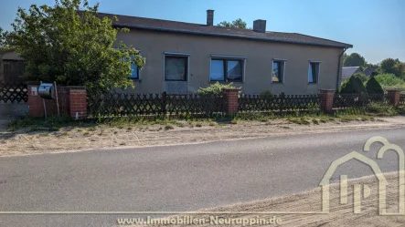 Ansicht - Haus kaufen in Rheinsberg / Zühlen - Großzügiges und ebenerdiges Wohnhaus mit großer Doppelgarage unweit von Rheinberg auf über 1300m² !