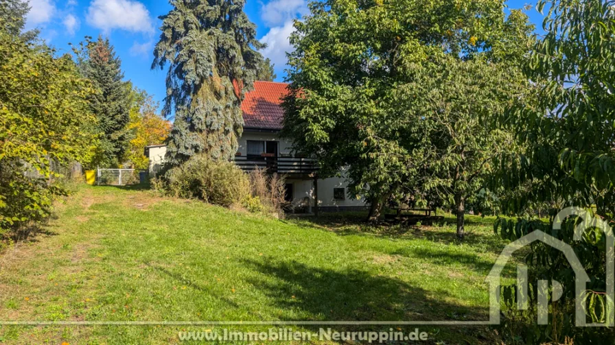 Blick zum Haus - Haus kaufen in Rheinsberg - Großes und ruhig gelegenes Einfamilienhausgrundstück gleich am Rhin mitten in Rheinsberg/ Mark!