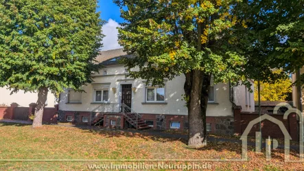 Frontansicht - Haus kaufen in Neuruppin / Bechlin - Bauernhaus mit Scheune in Bechlin