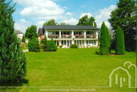 Rückansicht - Wohnung mieten in Rheinsberg / Zechlinerhütte - Ruhig gelegene Wohnung am Wasser mit Bademöglichkeit und Stellplatz