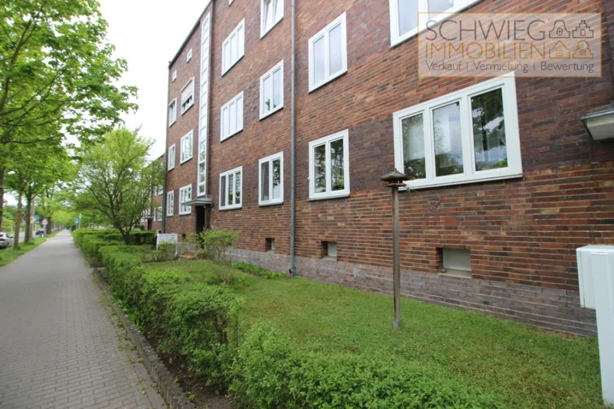 Ansicht vorn - Wohnung kaufen in Cottbus - Eigentumswohnung 3 Zimmer, Küche, Bad mit Fenster in ruhiger grüner Lage