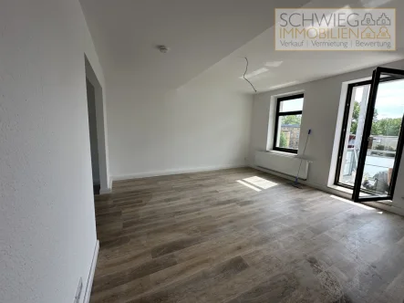 Wohnzimmer - Wohnung mieten in Cottbus - 3 Zimmer, Küche, Bad, Balkon in ruhiger, grüner Innenstadtlage