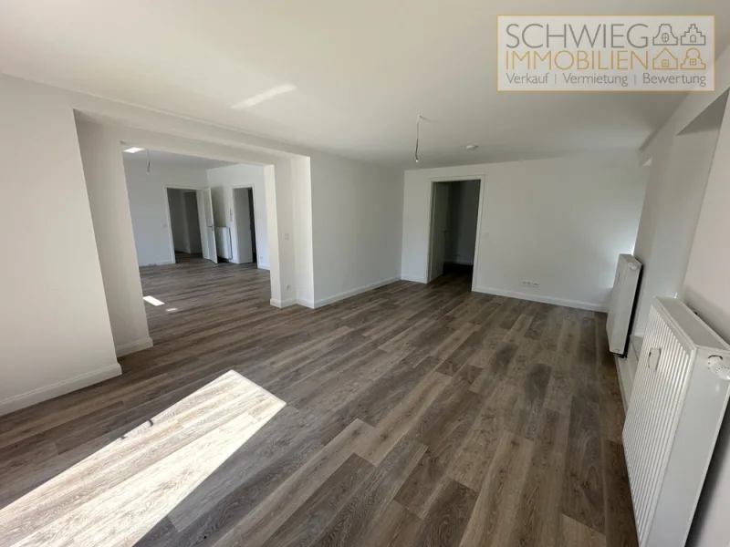 Wohnzimmer - Wohnung kaufen in Cottbus - 4 Zimmer, Küche, Bad, Balkon und Terrasse, PKW Stellplatz vor der Tür in ruhiger, grüner Innenstadtlage