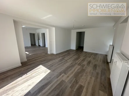 Wohnzimmer - Wohnung mieten in Cottbus - 4 Zimmer, Küche, Bad, Balkon und Terrasse, PKW Stellplatz vor der Tür in ruhiger, grüner Innenstadtlage