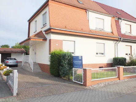 Ansicht Strasse - Haus kaufen in Rathenow - Top gepflegtes Doppelhaus zum Sofort-Einziehen!