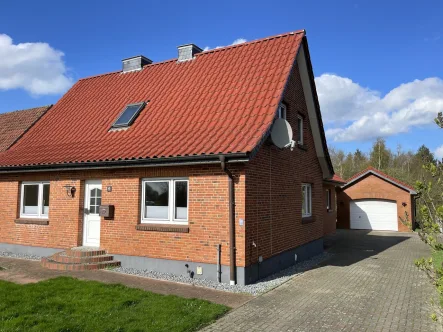 Ansicht - Haus kaufen in Holzdorf - Solides Rotklinkerhaus für die große Familie