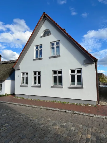 Ansicht - Haus kaufen in Maasholm - Stilvolles Haus mit Garten im historischen Dorfkern von Maasholm