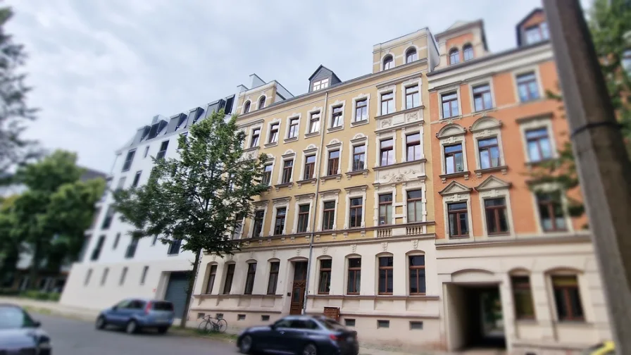 Haus vorn - Wohnung kaufen in Chemnitz - ++Für Kapitalanleger++ 2-Raum-Eigentumswohnung mit Balkon in beliebter Wohnlage von Chemnitz-Kaßberg