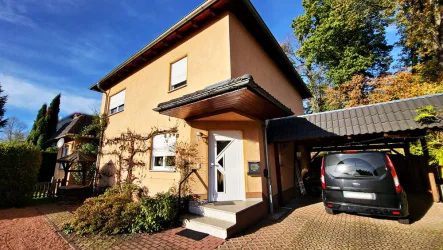 Vorderansicht - Haus kaufen in Chemnitz / Röhrsdorf - Gepflegtes Einfamilienhaus auf gepflegtem Grundstück mit Pool und Teich in Chemnitz / Röhrsdorf