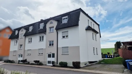 Haus vorn - Wohnung kaufen in Niederfrohna - +++ 2-Raum-Eigentumswohnung mit Balkon in Niederfrohna als Anlageobjekt +++