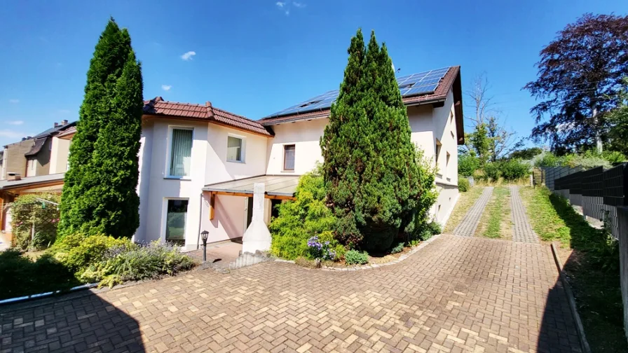 Hinteransicht - Haus kaufen in Gersdorf - +++ Besonderes Angebot für individuelle Ansprüche! 2 Häuser in Gersdorf warten auf Sie +++