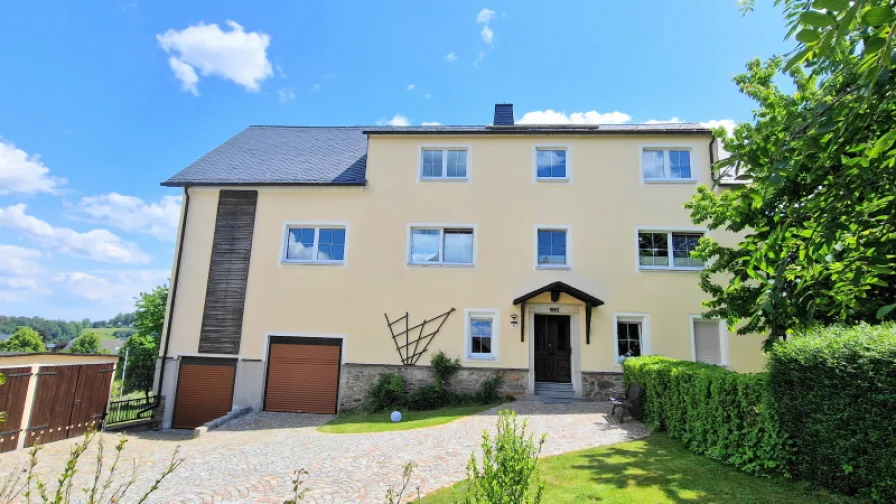 Gebäudevorderseite - Haus kaufen in Schwarzenberg/Erzgebirge/Crandorf - +++ Großzügiges Haus mit traumhaftem Grundstück in ruhiger Lage von Schwarzenberg/Erzgebirge +++