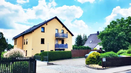 Vorderansicht mit Parkplatz - Wohnung mieten in Chemnitz / Gablenz - Idyllisch gelegene 2-Raum Souterrain-Maisonette-Wohnung mit Gäste-WC & Tiefgaragenstellplatz