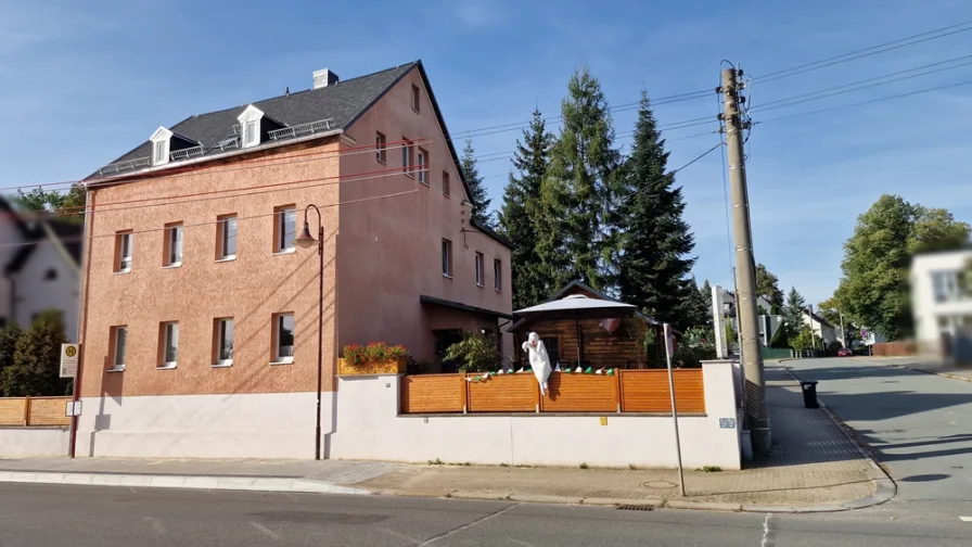 Haus seitlich rechts - Haus kaufen in Oberlungwitz - Wohnhaus mit der Möglichkeit eines zusätzliches Einkommens durch Zimmervermietung in Oberlungwitz