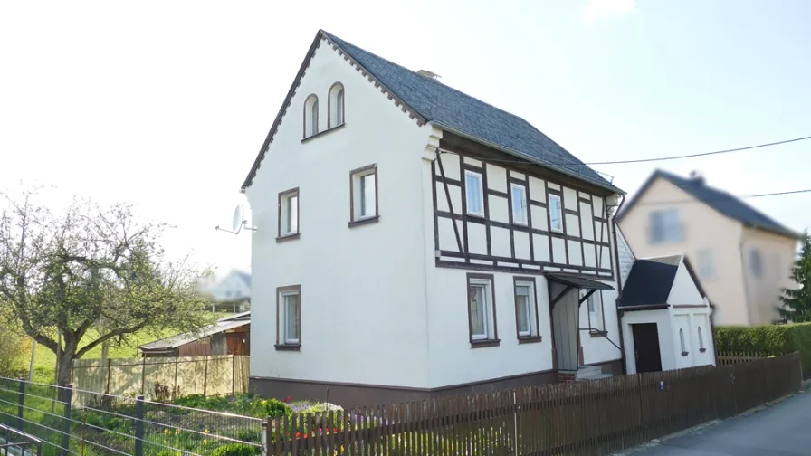 Haus vorn seitlich I - Haus kaufen in Callenberg / Reichenbach - Einfamilienhaus mit Potenzial in ruhiger Lage von Callenberg OT Reichenbach