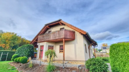 Titelbild - Haus kaufen in Oelsnitz/Erzgebirge - +++ Freistehendes Einfamilienhaus mit großem Grundstück in ruhiger Lage von Oelsnitz/Erzgebirge +++