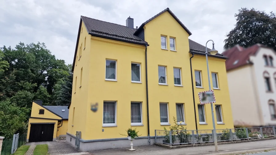 Haus vorn mit Zufahrt - Haus kaufen in Chemnitz / Einsiedel - +++ Für Kapitalanleger oder Eigennutzer - interessantes Mehrfamilienhaus in Chemnitz - Einsiedel +++
