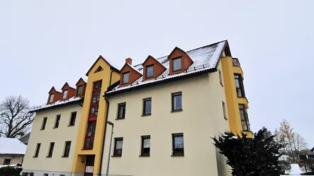 Gebäudeansicht - Wohnung mieten in Neukirchen/Erzgebirge - ++ Erstbezug nach Renovierung! Gemütliche 2-Zimmer-Wohnung mit Balkon in Randlage von Neukirchen ++