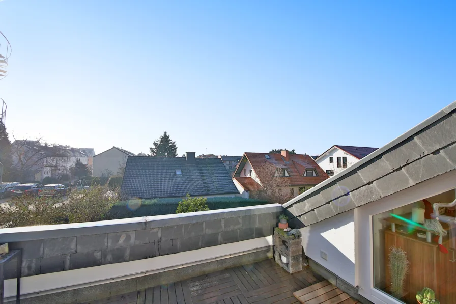 Balkon - Wohnung kaufen in Hirschberg an der Bergstraße - Seltenheitswert - Wohnung mit kleiner Dachterrasse und eigenem Gartenanteil hintern Haus.