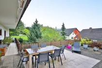 Terrasse mit Balkon im Erdgeschoss