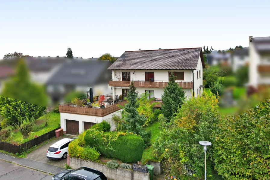 Luftaufnahme Frontseite - Haus kaufen in Hirschberg an der Bergstraße / Großsachsen - Schönes 3-Familienhaus in Großsachsen mit herlichem Ausblick für Eigennutzer oder Kapitalanleger