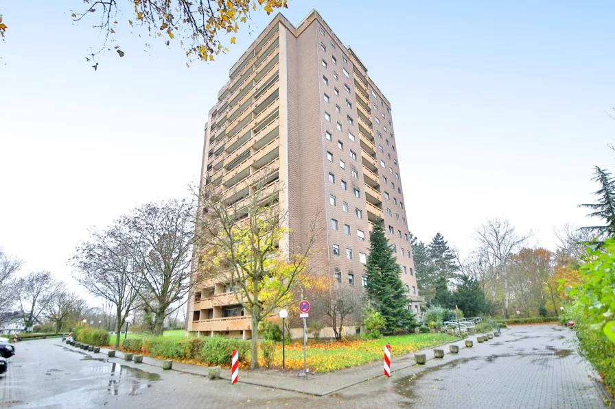 Hausansicht - Wohnung kaufen in Neuhofen - Gemütliche 2-Zimmer-Wohnung mit großzügiger Loggia und optimaler Raumaufteilung