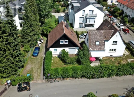 Titelbild 2 - Haus kaufen in Konstanz - Schönes Einfamilienhaus mit Garten, Terrasse und 4 Außenstellplätzen in Konstanz-Allmansdorf