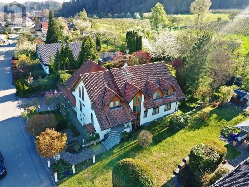 Titelbild - Haus kaufen in Radolfzell-Stahringen - Traumhaus mit großem Garten, Schwimmbad, Sauna und 3 Garagen in Radolfzell-Stahringen