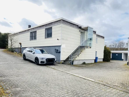 Vordere Hausfront mit Zufahrt - Haus kaufen in Ruppertsweiler - Einfamilienhaus in Bungalow Bauweise mit großem sonnigen Garten und Ausbaupotenzial (Eckgrundstück)