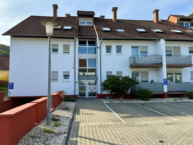 Vorderansicht - Wohnung kaufen in Bad Dürkheim, Hardenburg - Helles und geräumiges 1 Zimmer-Apartment mit Terrasse und Tiefgaragenstellplatz