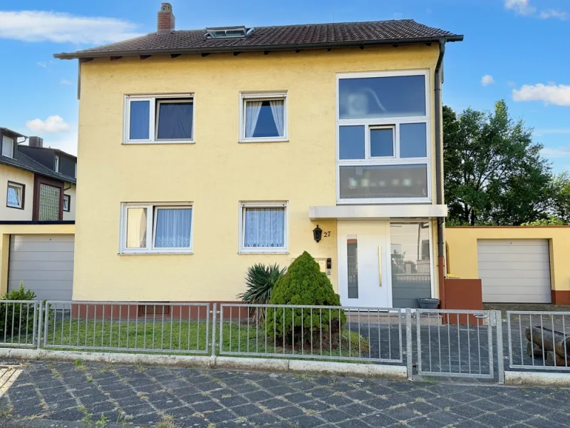 Vorderansicht - Haus kaufen in Mannheim / Schönau - Freistehendes Zweifamilienhaus mit zwei Garagen auf sonnigen und großen Grundstück!