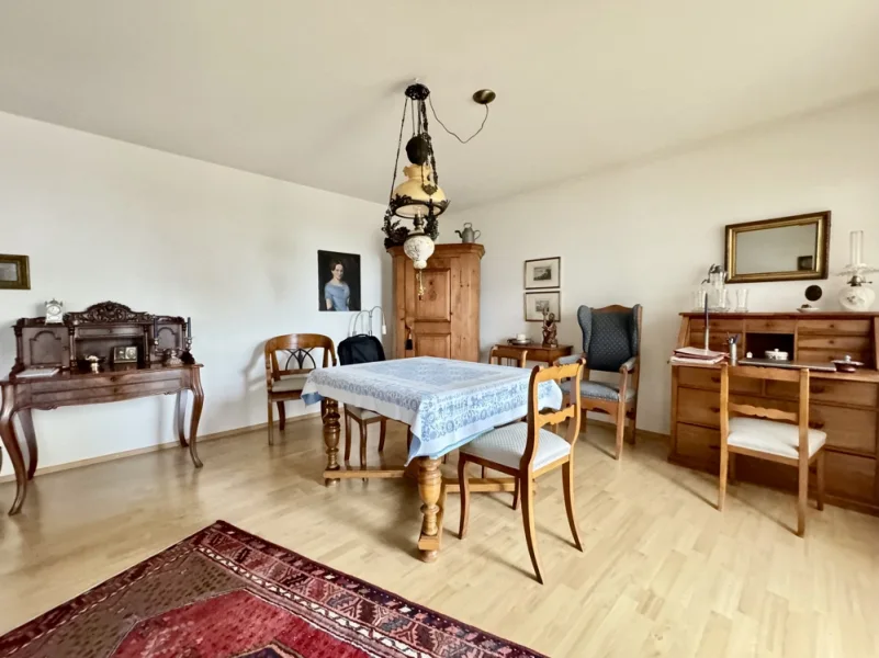 Wohn- Esszimmer - Wohnung kaufen in Schriesheim - Geräumige 3-Zimmerwohnung mit großem Balkon und KFZ-Stellplatz in Schriesheim!