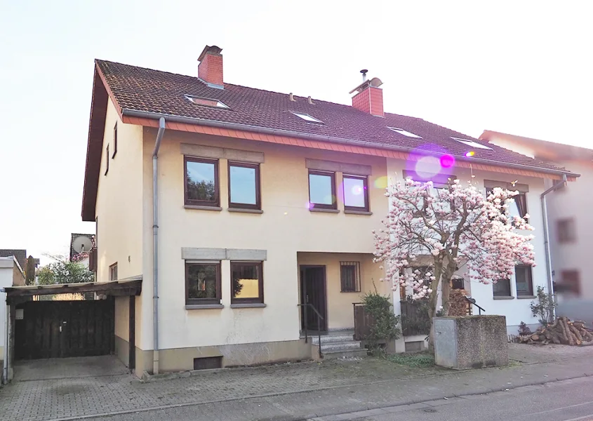 Hausfront - Haus kaufen in Leutershausen - Sehr geräumige und helle  Doppelhaushälfte mit Einliegerwohnung in ruhiger Lage von Leutershausen.