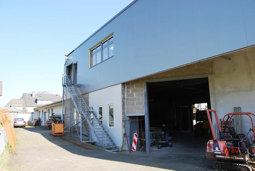 Hallenseitenansicht - Büro/Praxis mieten in Solingen - Neu! Moderne und ruhige Büro- Sport - oder Lagereinheit (1.Etage m . Aufzug) u. Parkplätzen