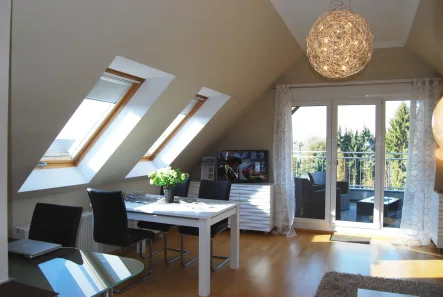 Wohnzimmer mit Essbereich  - Wohnung mieten in Solingen - Möbl. Penthouswohnung m. 20 qm Südloggia, Tiefgarage (Miete einschl. aller NK!)