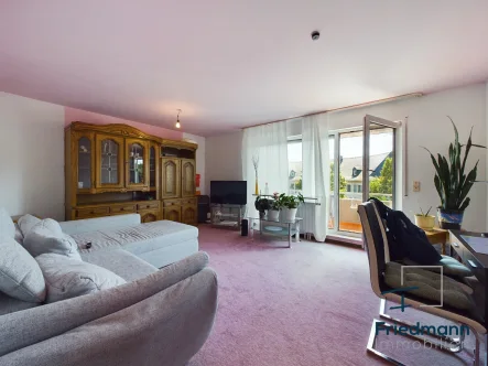 Wohnzimmer mit Zugang Südbalkon - Wohnung kaufen in Trier - Nähe Zurlaubener Ufer - gepflegte 2ZKB-Wohnung mit Balkon und TG-Stellplatz.