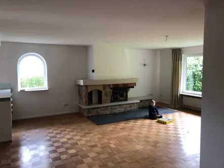 Wohnzimmer mit Kamin - Haus mieten in Nohfelden / Bosen - Schöne EG-Wohnung in modernisiertem Zweifamilienhaus