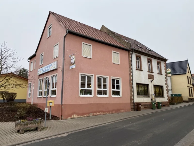 Straßenansicht - Haus kaufen in Kerzenheim - Gaststätte mit Nebenraum und Ferienwohnungen