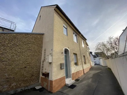 Außenansicht 1 - Haus kaufen in Mainz-Finthen - Zweifamilienhaus mit Dachterrasse