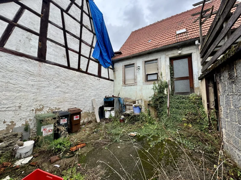 Innenhof - Grundstück kaufen in Göllheim - Bauplatz mit Abrissgebäude