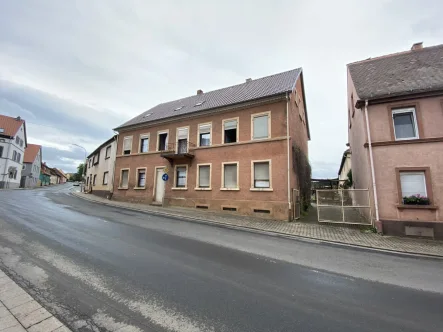 Titelbild - Haus kaufen in Göllheim - Dreifamilienhaus in zentraler Lage