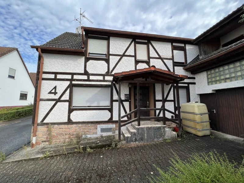 Ansicht Eingang - Haus kaufen in Winnweiler / Langmeil - Einfamilienhaus mit Garage und Nebengebäude