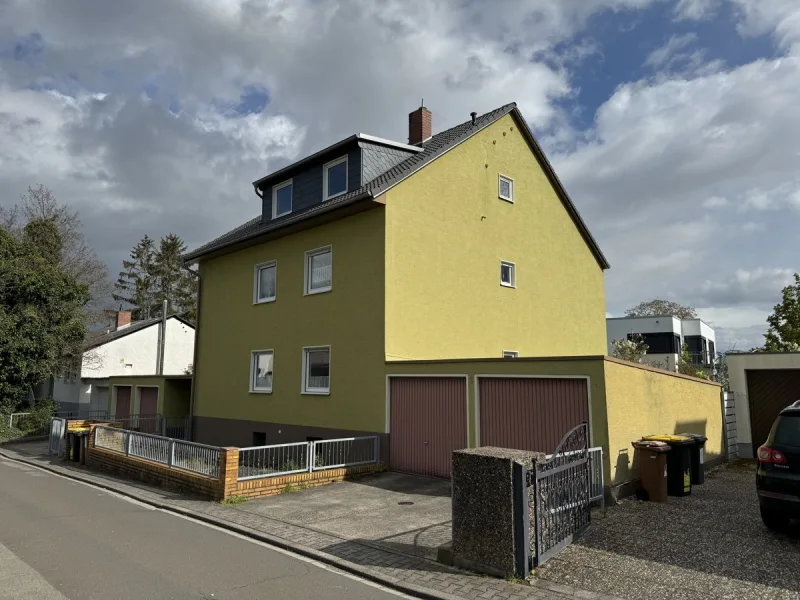 Straßenansicht - Haus kaufen in Harxheim - 3 Familienhaus mit 4 Garagen
