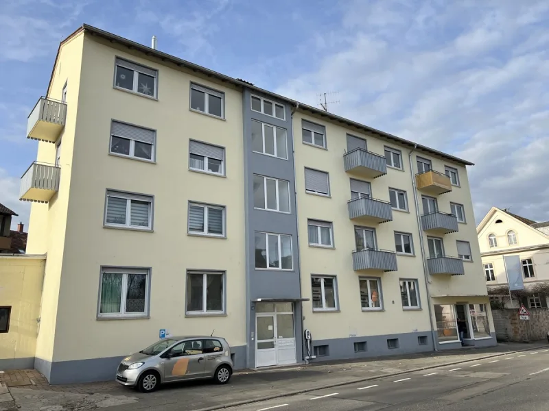 Straßenansicht - Haus kaufen in Bad Dürkheim - Mehrfamilienhaus mit 6 Garagen