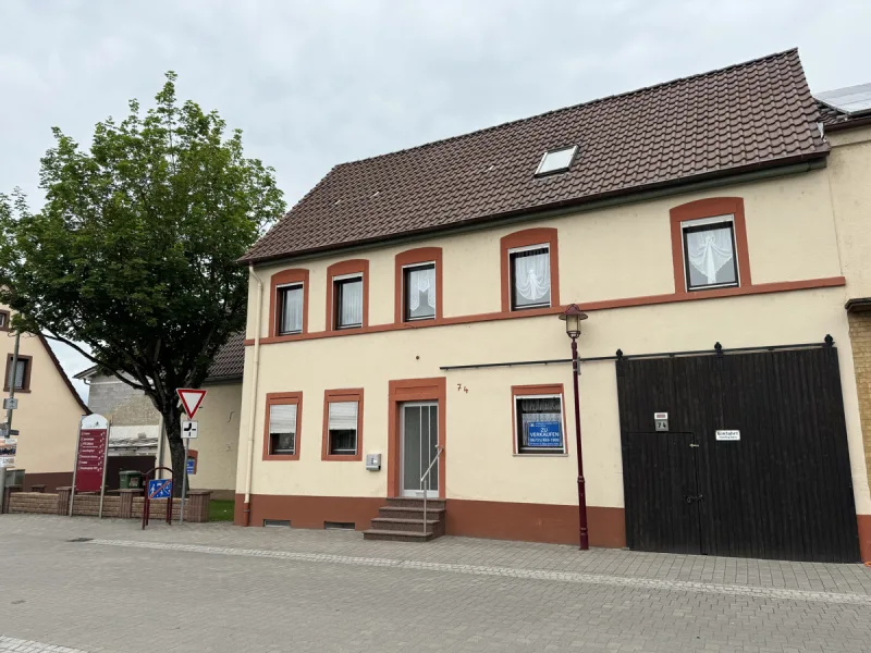 Außenansicht  - Haus kaufen in Göllheim - Einfamilienhaus mit Scheune