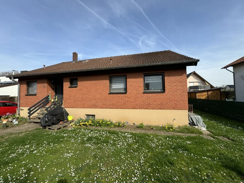 Ansicht - Haus kaufen in Undenheim - Bungalow mit sonnigem Garten
