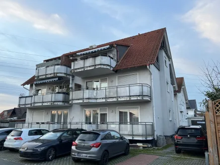 Straßenansicht - Wohnung kaufen in Weiterstadt - Maisonette-Wohnung mit zwei Stellplätzen