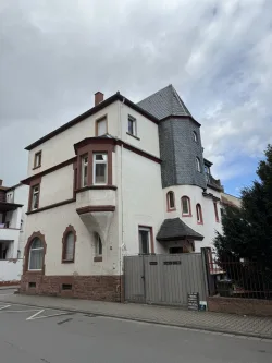 Außenansicht - Haus kaufen in Osthofen - Dreifamilienhaus mit Garage