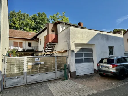 Straßenansicht - Haus kaufen in Wörrstadt - Ein-/Zweifamilienhaus mit Garage